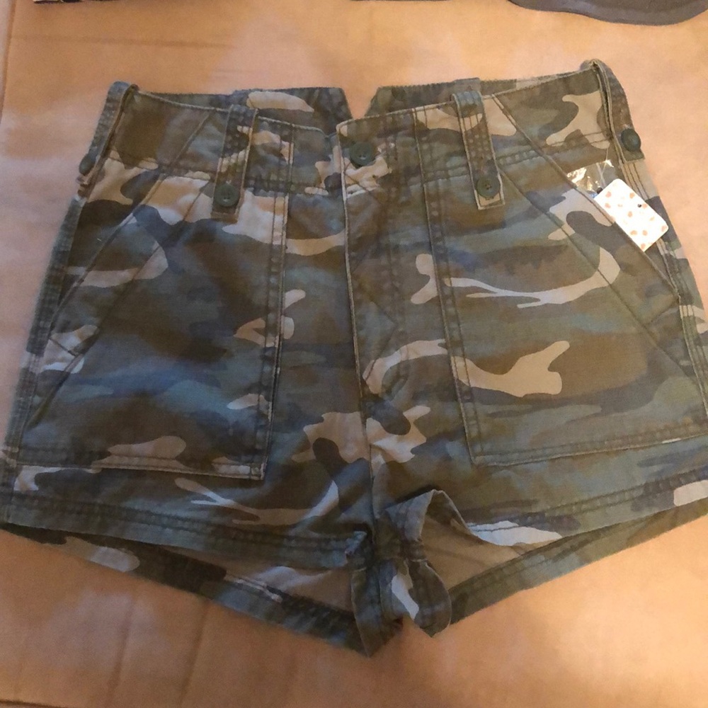 NWT FREE PEOPLE CAMO SHORTS